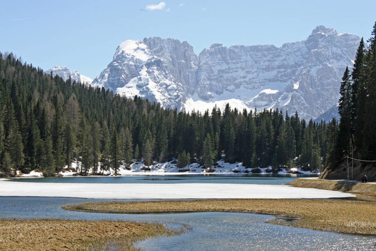 冰冻的高山湖泊misurina多洛米蒂山脉与