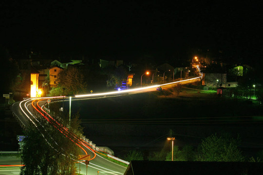 夜間車燈留下scisa紅頭燈