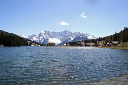 藍(lán)湖misurina背景中的多洛米蒂山脈