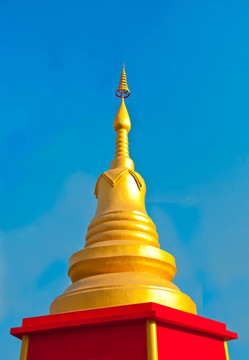 在藍(lán)色的天空背景的金色佛塔