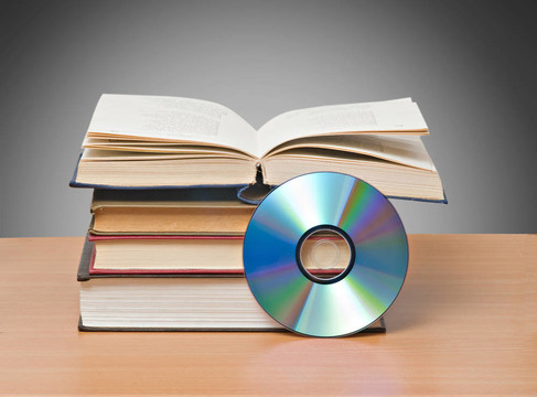 打開(kāi)的書(shū)和DVD作為信息的舊的和新的方法的符號(hào)