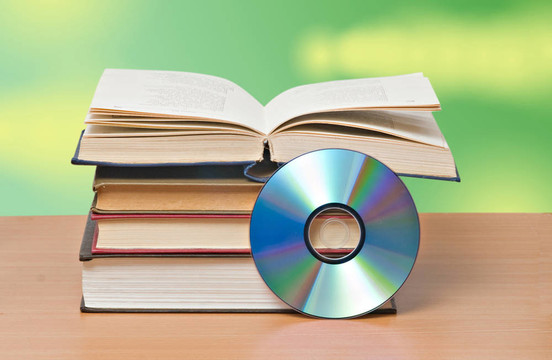 打開的書和DVD光盤作為信息的舊的和新的方法的符號(hào)