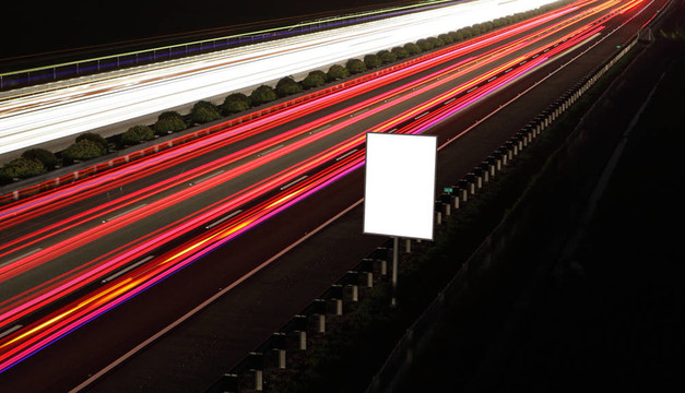 夜晚高速公路上的空廣告牌