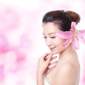 女人微笑著和lily flower手觸摸臉