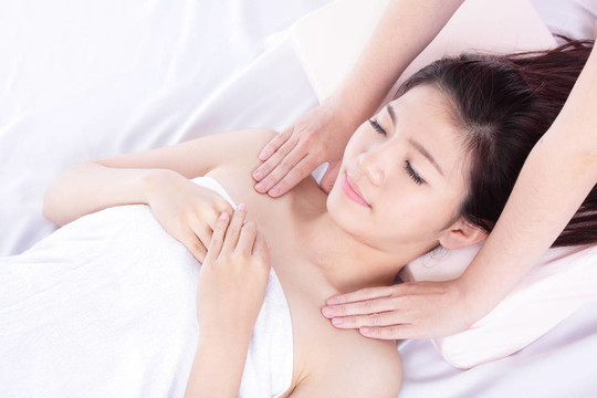 女子躺在按摩臺上的一個保健溫泉
