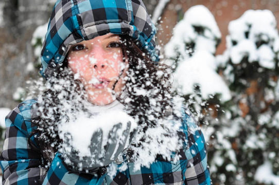 迷人的年輕女子手里拿著雪