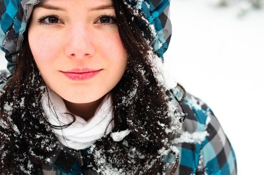 年輕婦女在她的頭發(fā)雪