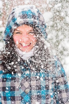 一個有很多雪花的女人的焦點圖片