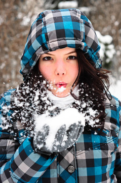 迷人的年輕女子手里拿著雪