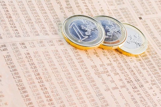 金融報(bào)紙上的歐元硬幣