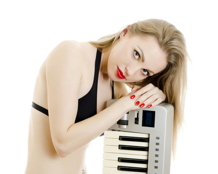 女子用黑色泳装冒充钢琴键盘。白色隔离。