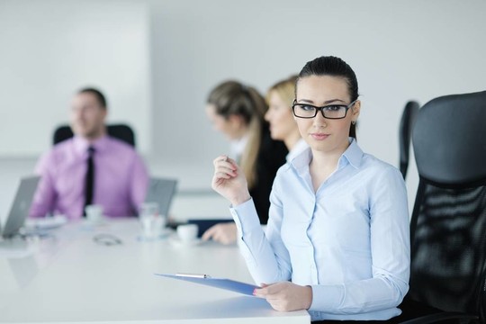 商界婦女與她的工作人員在后臺(tái)