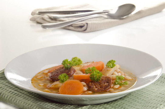 豆湯，胡蘿卜和肉類配菜