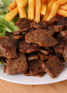 炒烤肉串和炸薯?xiàng)l
