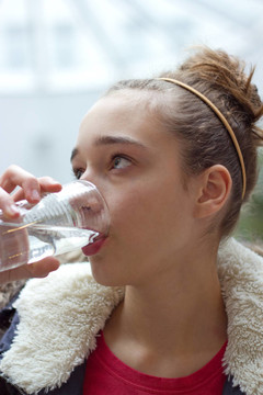 少女飲用水