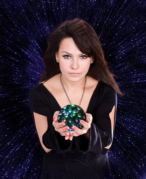 女孩算命球反對星空。