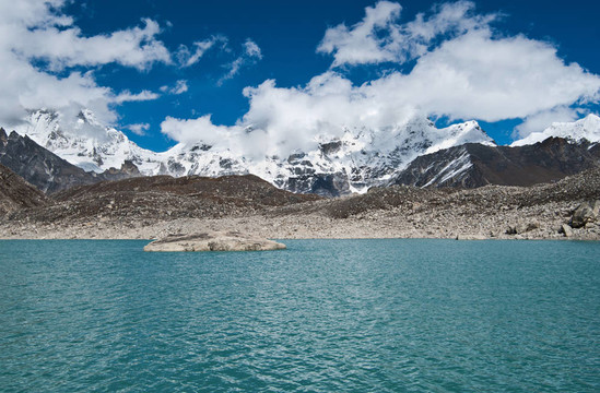 云湖在Himalayas附近的高橋和神圣