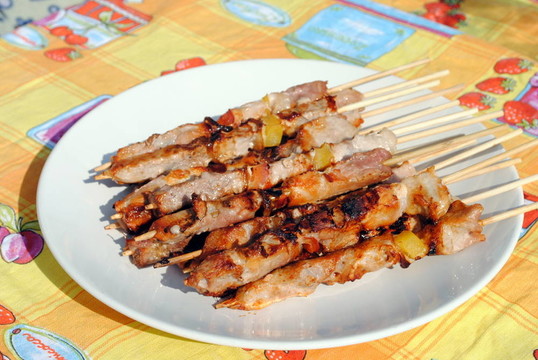 把豬肉串烤上一盤烤串