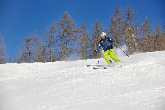 在晴朗的日子里在冬天的雪上滑雪