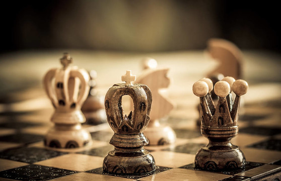 棋與焦點(diǎn)在前面的黑國(guó)王