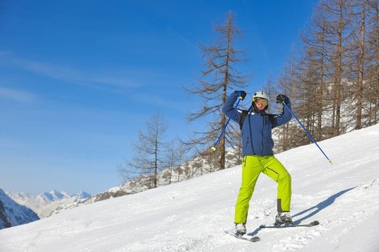 在晴朗的日子里在冬天的雪上滑雪