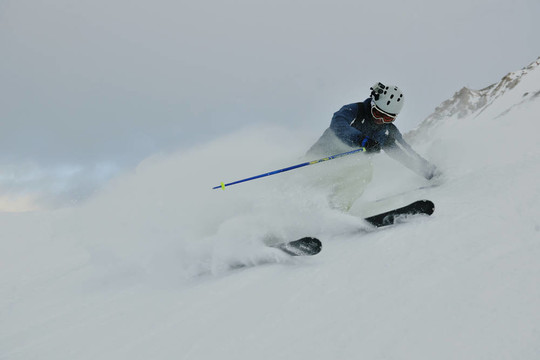 在晴朗的日子里在冬天的雪上滑雪
