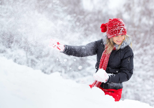在雪中玩耍的女人
