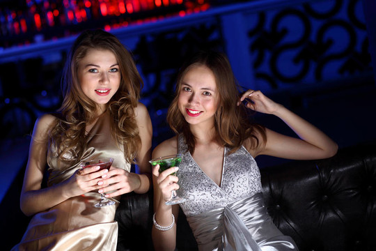 夜總會里的年輕女子喝著酒