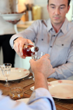 男子倒酒酒