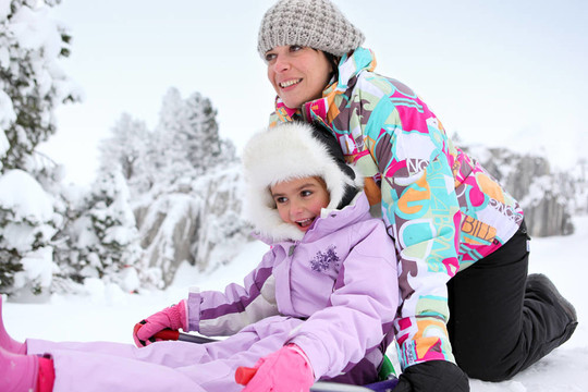 媽媽和女兒一起在雪地里玩