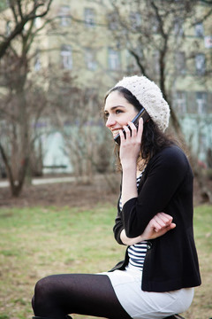年輕女子在公園戶外打電話