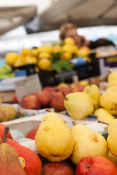 农贸市场系列-梨和苹果显示在意大利农贸市场（浅自由度）
