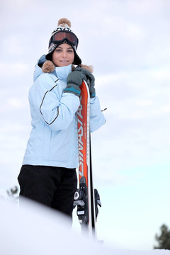 女人站在山頂與滑雪板
