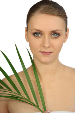 優(yōu)雅的藍眼睛金發(fā)女郎和植物半身像