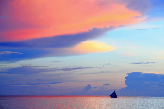 美麗的夕陽與海和帆船