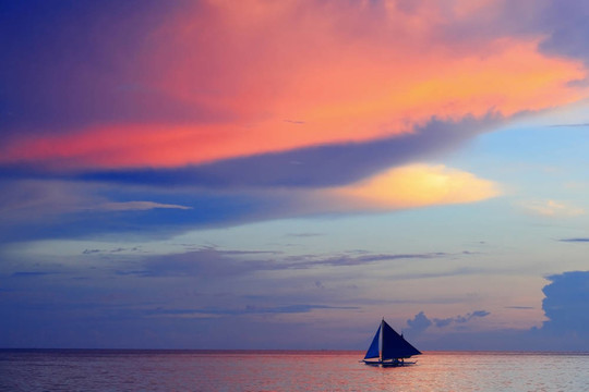 美麗的夕陽與海和帆船