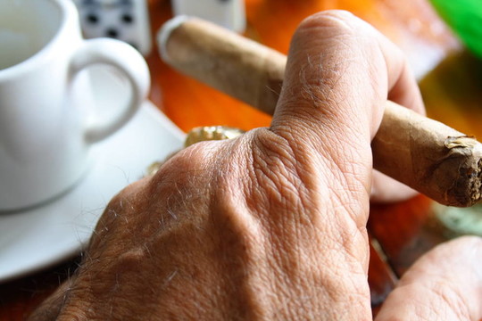煙和意大利濃咖啡