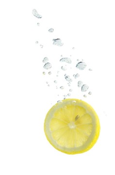 檸檬在水中有氣泡