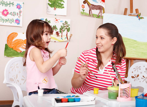 幼兒教師與幼兒繪畫(huà)。
