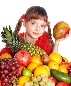儿童吃蔬菜和水果。