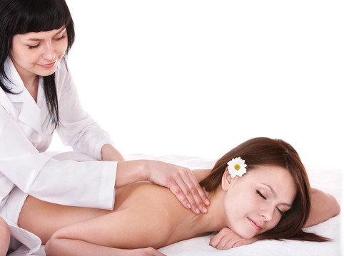 美容按摩床上的年輕女子。