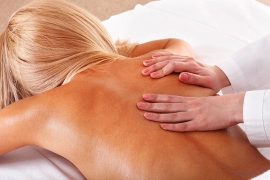 女性背部按摩。SPA。