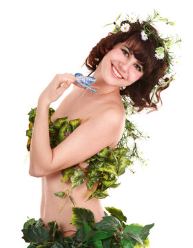 美麗的年輕女子與花和蝴蝶。