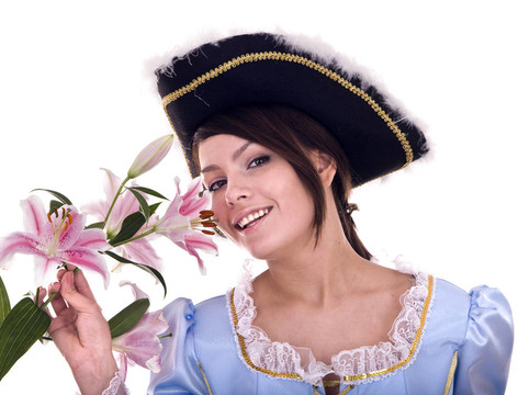 穿藍色連衣裙和花的女人。