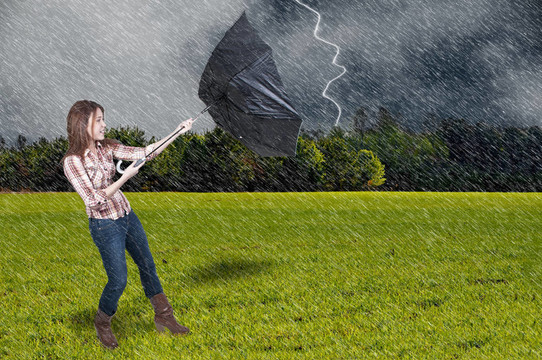 女子拿著雨傘