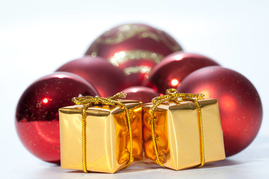 金色圣誕禮物和紅色圣誕球