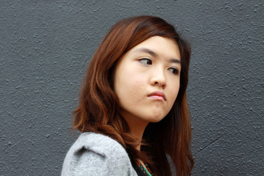 亞洲婦女與憤怒的臉