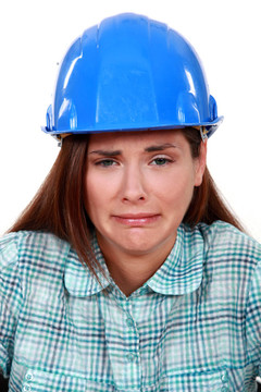 哭泣的女建筑工人。