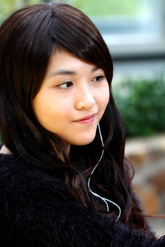 亞洲女性聽音樂