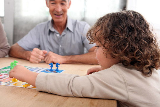 小孩玩棋盤游戲